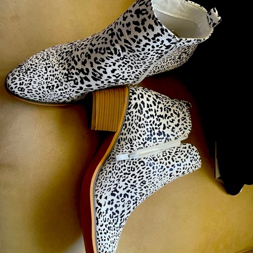 Cute White and Black Cowgirl style bootie New